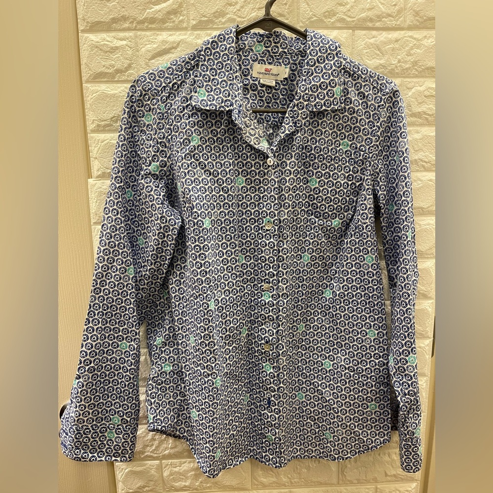 Vineyard Vines blue bottom up shirt